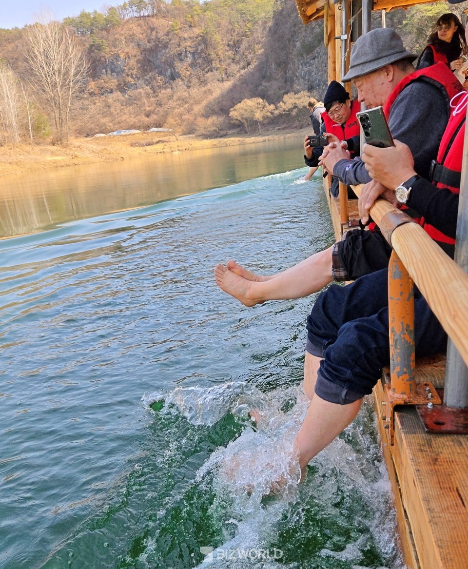 한반도 뗏목 체험 돌아오는 길에 차가운 강물에 발을 담그고 있다. 사진=손진석 기자