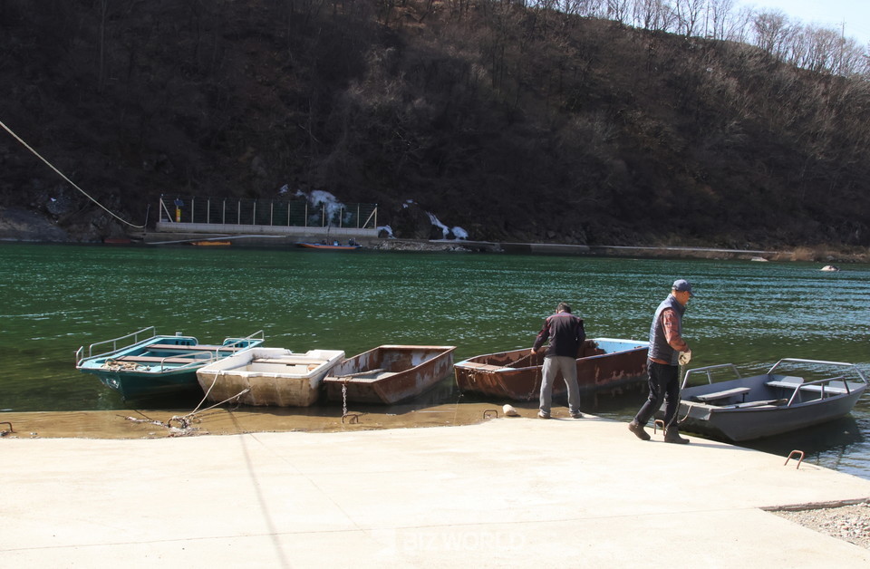 마을 뱃사공이 줄배를 정비하고 있다. 사진=손진석 기자