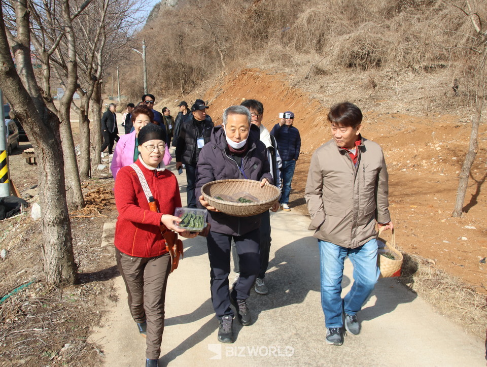 손수 만든 쑥개떡을 가지고 소품장소로 이동 중인 관광객들. 사진=손진석 기자