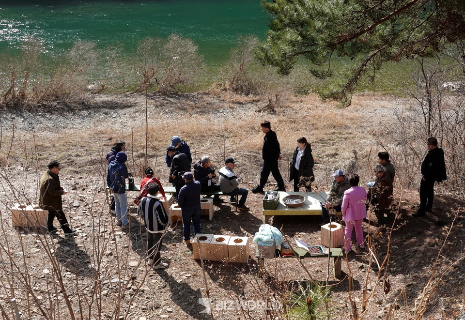 소품장소에 도착해서 쑥개떡을 내어 놓고, 쑥좌훈을 준비하고 있다. 사진=손진석 기자