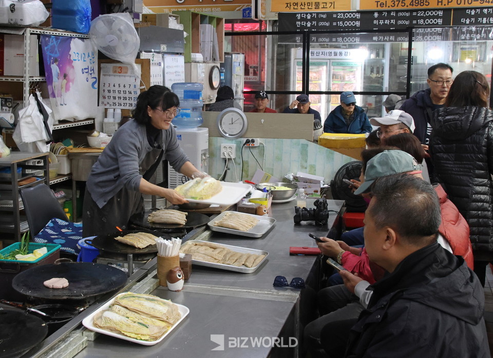 가게 사장님이 갓 부친 메밀 배추전을 내놓고 있다. 사진=손진석 기자