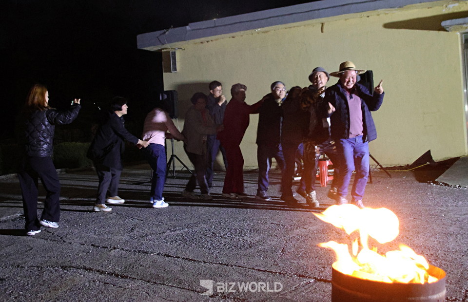 화톳불과 신나는 음악 그리고 어둠이 주는 즐거움을 신나게 즐기고 있는 관광객들. 사진=손진석 기자