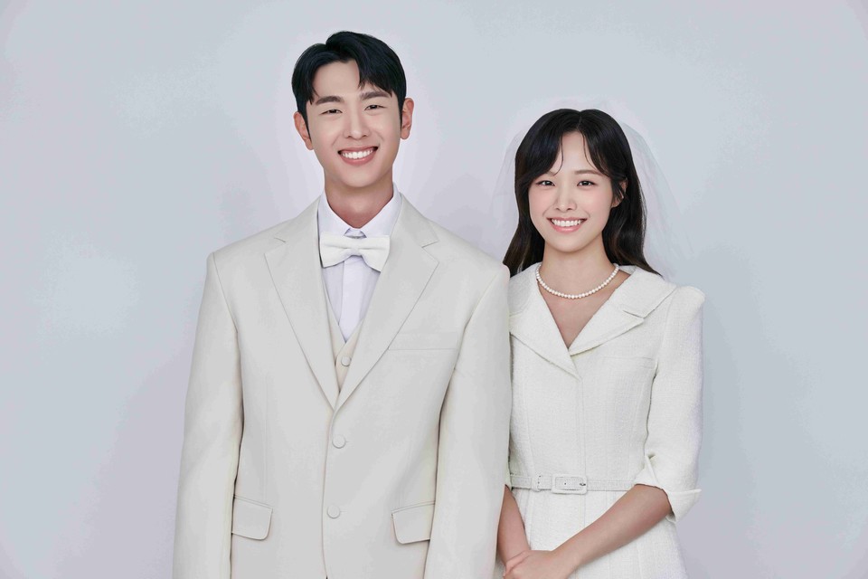 결혼정보회사 ‘듀오(대표 박수경)’는 결혼식 방문 경험이 5회 이상인 미혼남녀들을 대상으로 ‘결혼식 행진’에 대한 설문조사를 하고 그 결과를 24일 발표했다. 사진=듀오