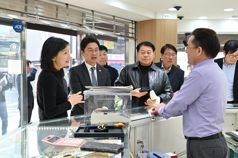 최호정 의장과 장태용 행정자치위원장이 천호 로데오거리 상인들의 애로사항을 청취하고 있다. 사진=서울시의회
