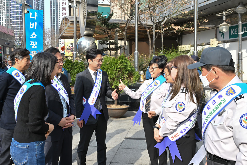 장태용 위원장이 천호 지구대 관계자들과 천호 로데오거리를 순찰 중이다. 사진=서울시의회