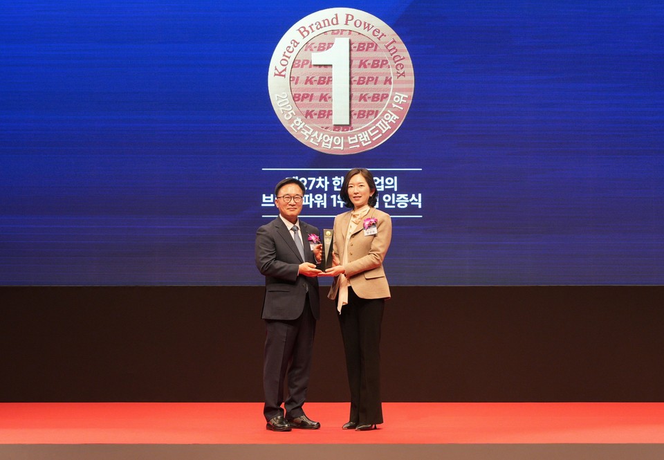 지난 25일 서울 신라호텔에서 열린 ‘한국산업의 브랜드파워’ 시상식에서 하나투어 고객경험본부 양성회 본부장(오른쪽)이 한국능률협회컨설팅 대표이사 한수희 사장과 기념 촬영을 하고 있다. 사진=하나투어