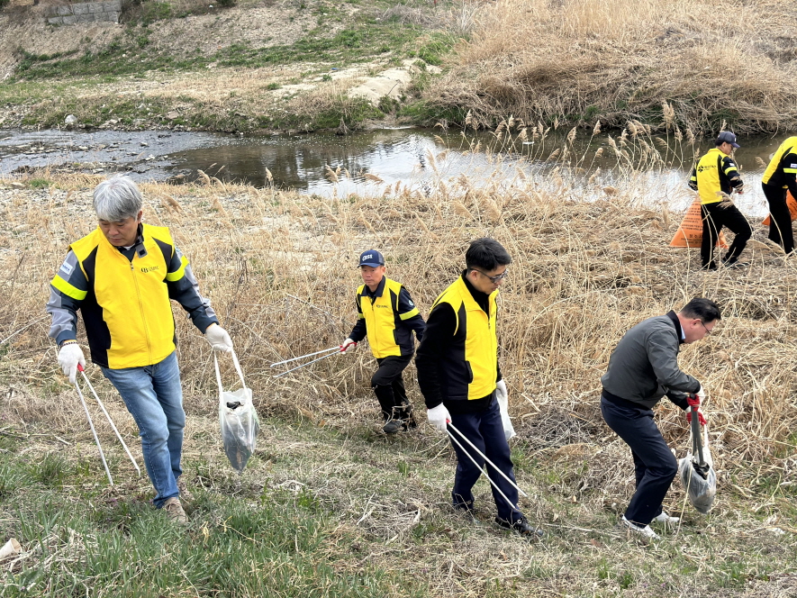 오비맥주 청주공장 임직원들이 지난 28일 서원구청 관계자들과 함께 외천천 일대에서 하천 정화 활동을 하고 있다. 사진=오비맥주
