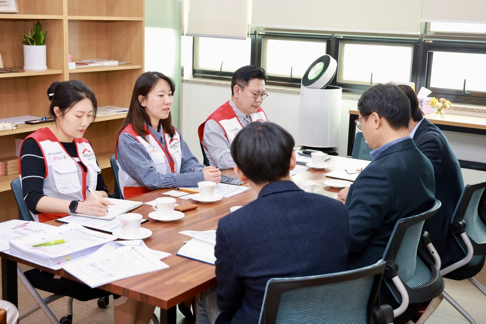 2일 희망브리지 신훈 사무총장과 경상북도 안전행정실 박성수 실장이 _희망하우스_ 지원 관련 논의를 하고 있다. 사진=희망브리지