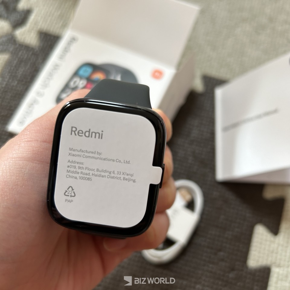 레드미 워치 액티브의 구성품은 간단하다. 상자에 충선 케이블과 설명서, 그리고 워치가 들었다. 사진 모델은 현재 단종된 레드미워치 3 액티브의 모습. 사진=김선주 기자 