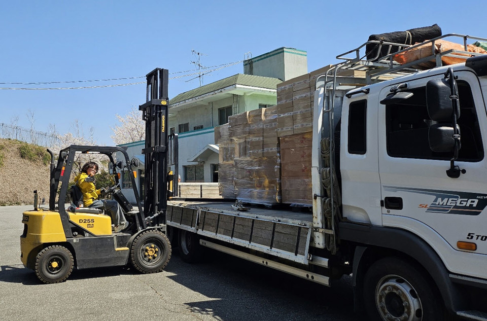 긴급 구호물품을 출고하고 있다. 사진=전국재해구호협회