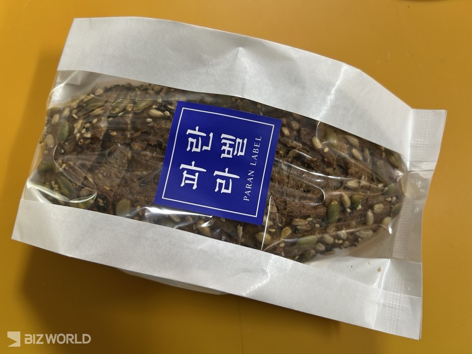 멀티그레인 호밀빵의 모습. 재료가 아낌없이 들어가 있는 게 보인다. 사진=김선주 기자