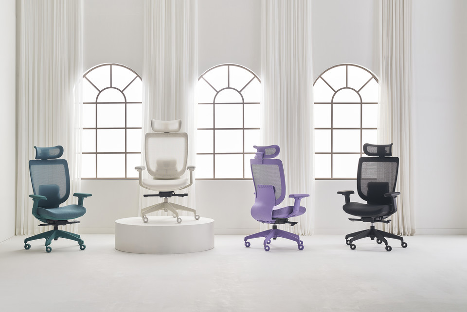 (사진 왼쪽부터) 내추럴그린, 캔버스화이트, 크리에이티브 바이올렛, 딥시크블랙 튜리파 체어. 사진=베이셀(bascell)