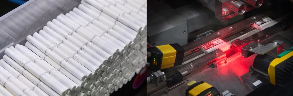 (왼쪽)센티아 스틱 컴바이너(Combiner) 공정 과정에서 ‘더블 스틱’ 상태의 모습. 더블 스틱 상태의 제품은 반으로 절단된 후 포장 장비인 패커로 이동된다. 센티아 패커 공정에서 팩의 바코드와 데이터 코드 품질을 검사하는 모습. 사진=한국필립모리스