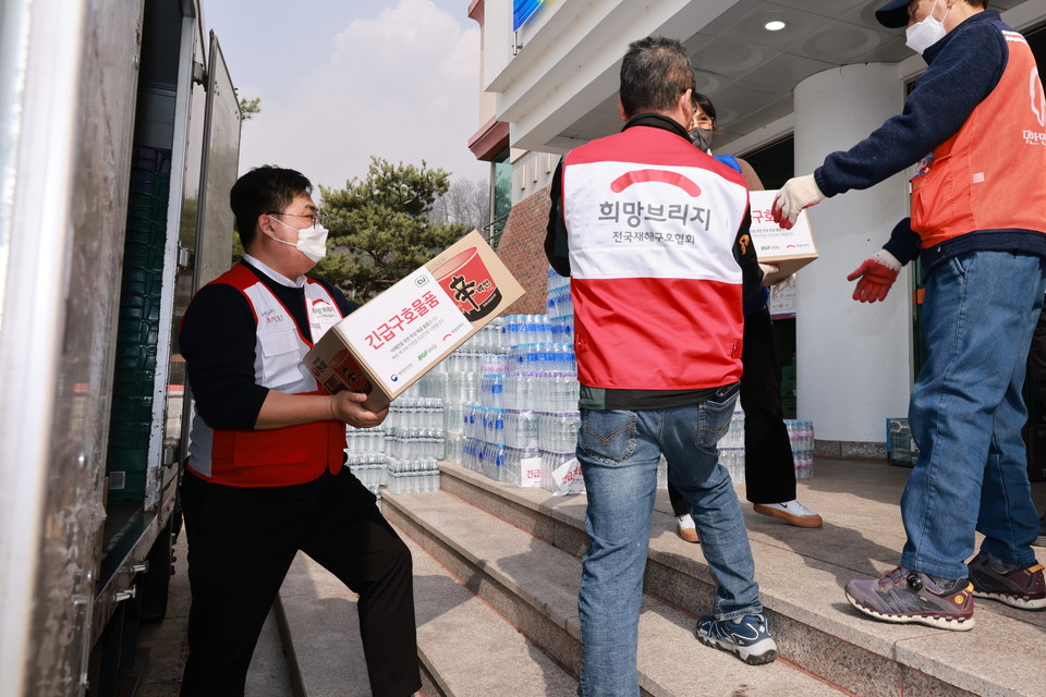 희망브리지 관계자가 경북 의성군 의성체육관에서 구호물품을 옮기고 있다. 사진=희망브리지