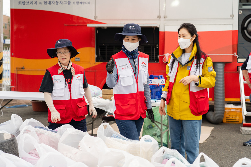 경북 의성군 의성체육관에 마련된 임시대피소에서 세탁이 어려운 이재민을 위한 세탁지원 활동을 하고 있다. 사진=희망브리지