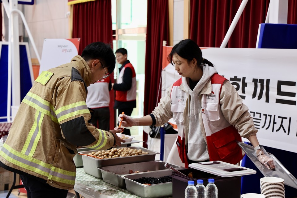 희망브리지 관계자가 경남 산청군 소방현장본부에서 소방관을 위한 식사 지원을 하고 있다. 사진=희망브리지