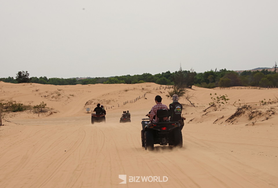 무이네 화이트샌듄에서 사륜바이크로 질주하고 있다. 베트남(빈투언)=손진석 기자
