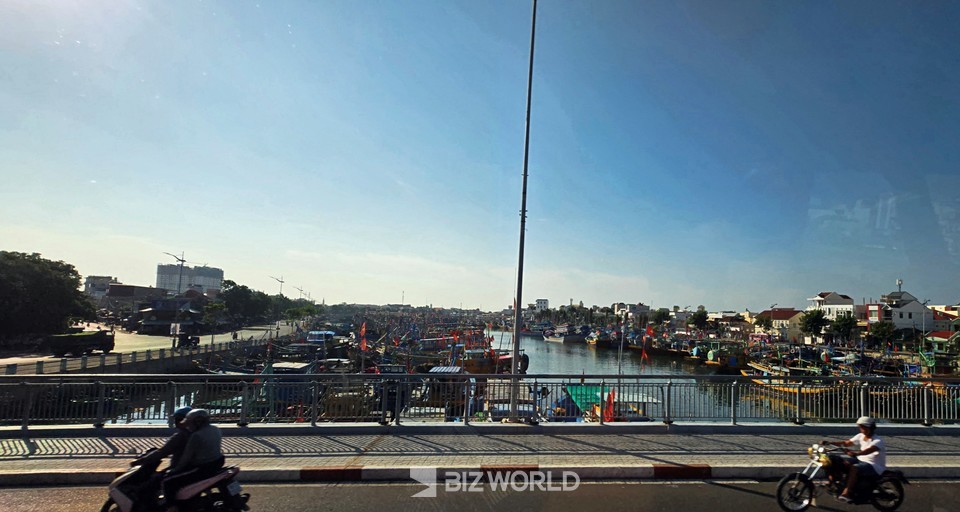 달리는 버스 안에서 바라본 판티엣 시를 흐르는 강에 모여 있는 배들. 베트남(빈투언)사진=손진석 기자