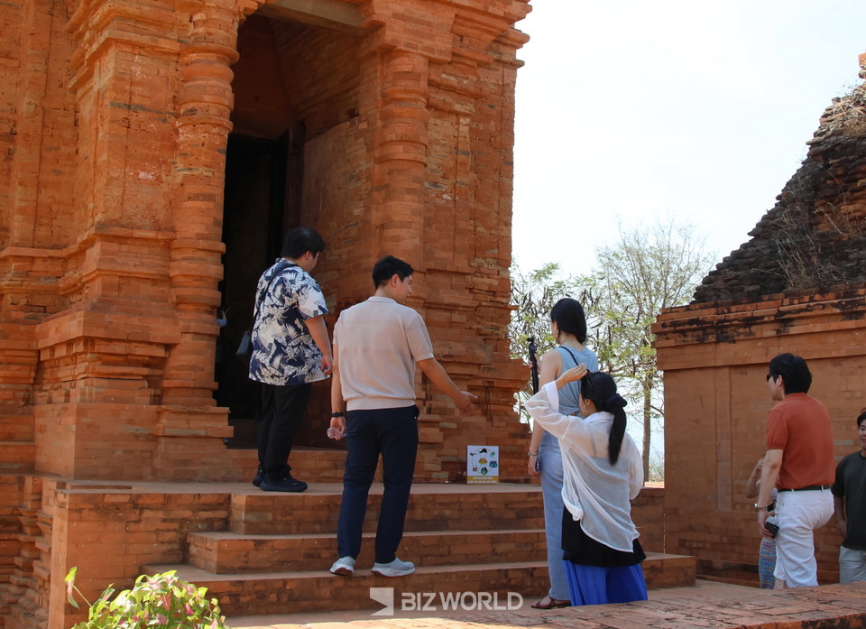 '포 사 이누(Po Sah Inu) 참 타워' 실내를 살펴보고 있는 관광객들. 베트남(판티엣)=손진석 기자
