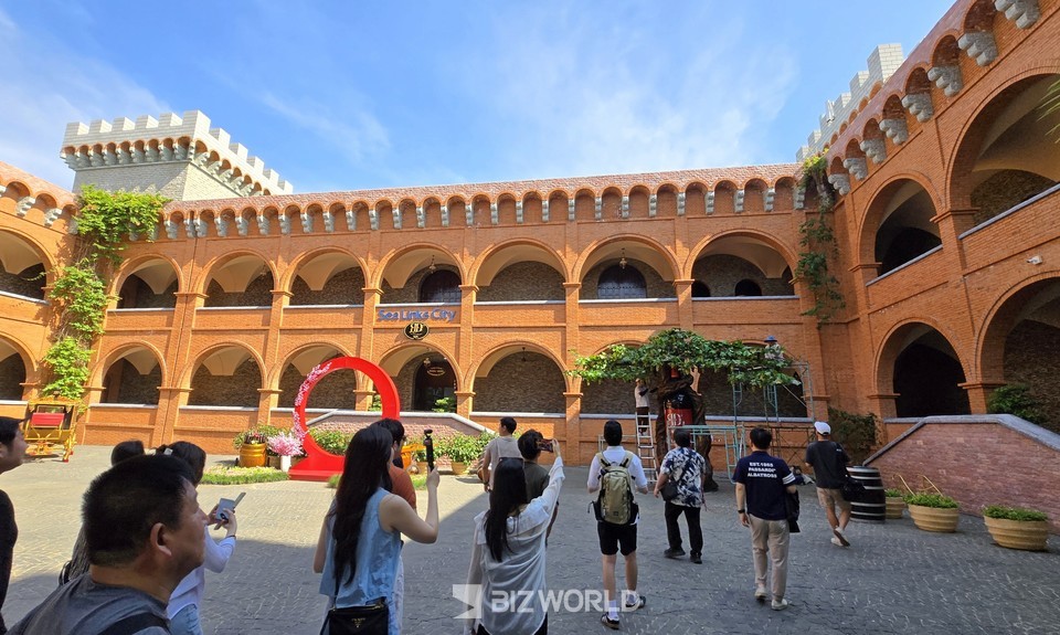 와인캐슬 내부에 들어와 규모에 압도된 관광객들. 베트남=손진석 기자