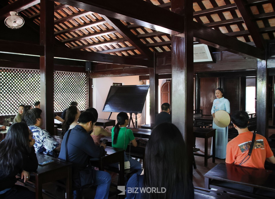 덕탄학교 내부에서 가이드가 설명을 하고 있다. 베트남=손진석 기자