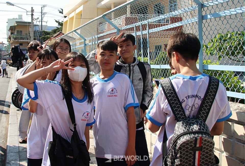덕탄학교 옆 골목으로 등교 중인 베트남 현지 학생들. 베트남=손진석 기자