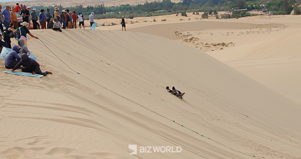 샌드보드를 타고 있는 관광객. 베트남=손진석 기자