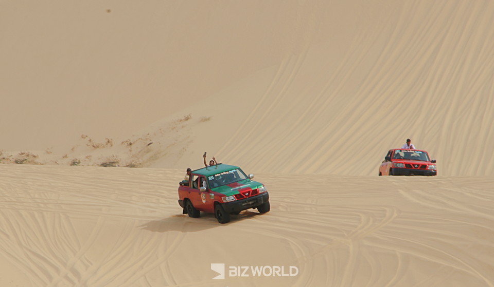 모래사막을 주행하고 있는 차량들. 베트남=손진석 기자