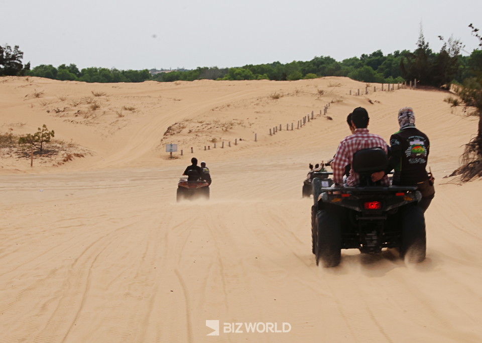 모래위를 달려가는 사륜바이크. 베트남=손진석 기자