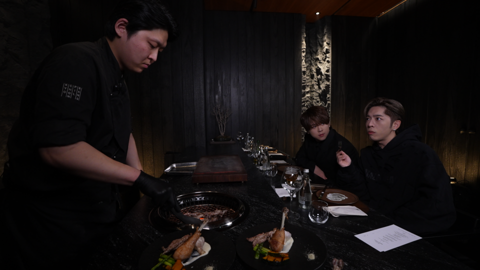 홍콩 보이그룹 미러 멤버가 흑백요리사 출연 셰프 레스토랑에서 음식을 맛보고 있다. 사진=한국관광공사