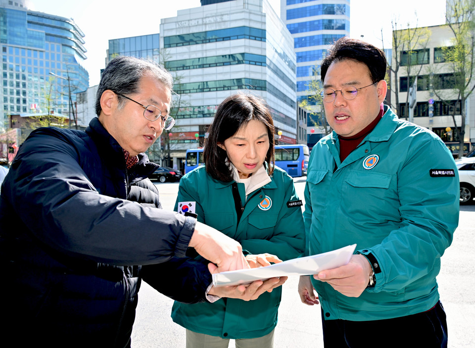 최호정 의장(가운데)와 이성배 서울시의회 국민의힘 대표의원이 시청역 8번 출구 땅꺼짐 신고 현장 점검 중이다. 사진=서울시의회