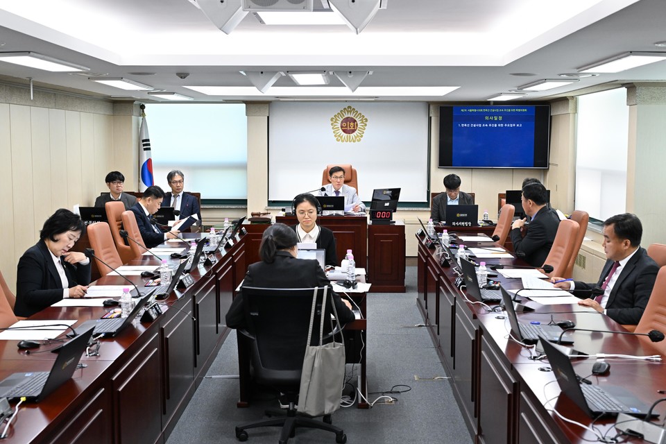 ‘서울특별시의회 면목선 건설사업 조속 추진을 위한 특별위원회’가 교통실로부터 업무보고를 받고 있다. 사진=서울시의회