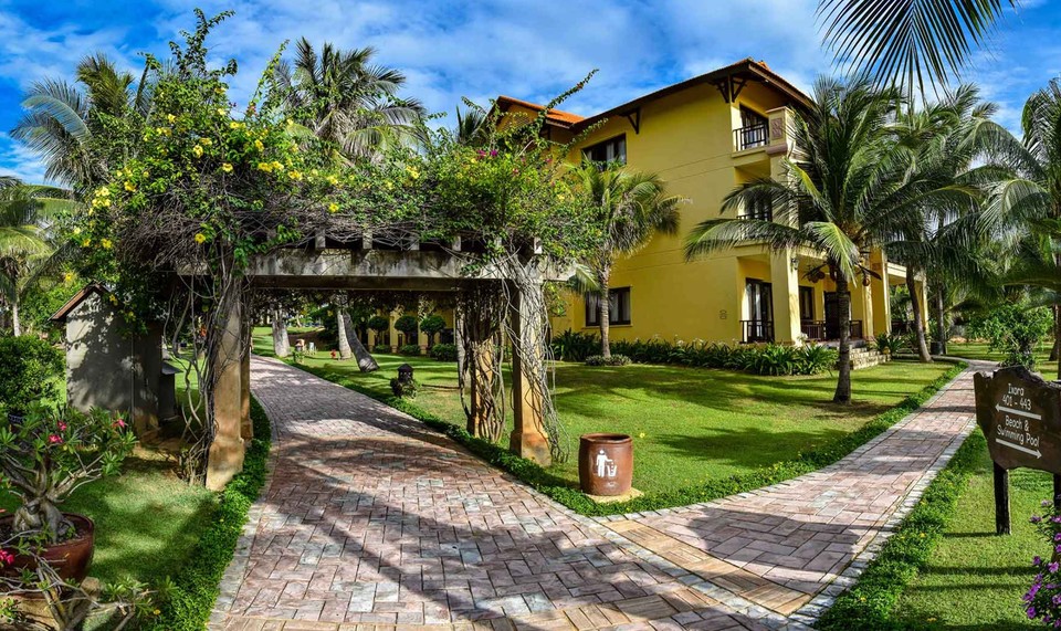 판다누스 리조트내 배정받은 숙소 건물로 가는 길. 사진=판다누스 리조트