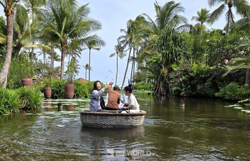 아나타라 연꽃 연못에서 베트남 전통 배인 바구니배를 타고 있는 관광객. 베트남=손진석 기자