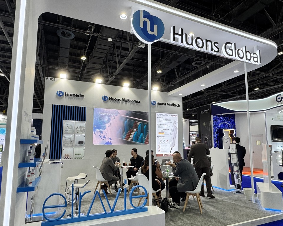 휴온스그룹의 휴메딕스·휴온스메디텍·휴온스바이오파마가 에스테틱전시회 '두바이더마(Dubai Derma2025)'에 참가했다. 사진은 휴온스그룹 부스 모습. 사진=휴온스그룹