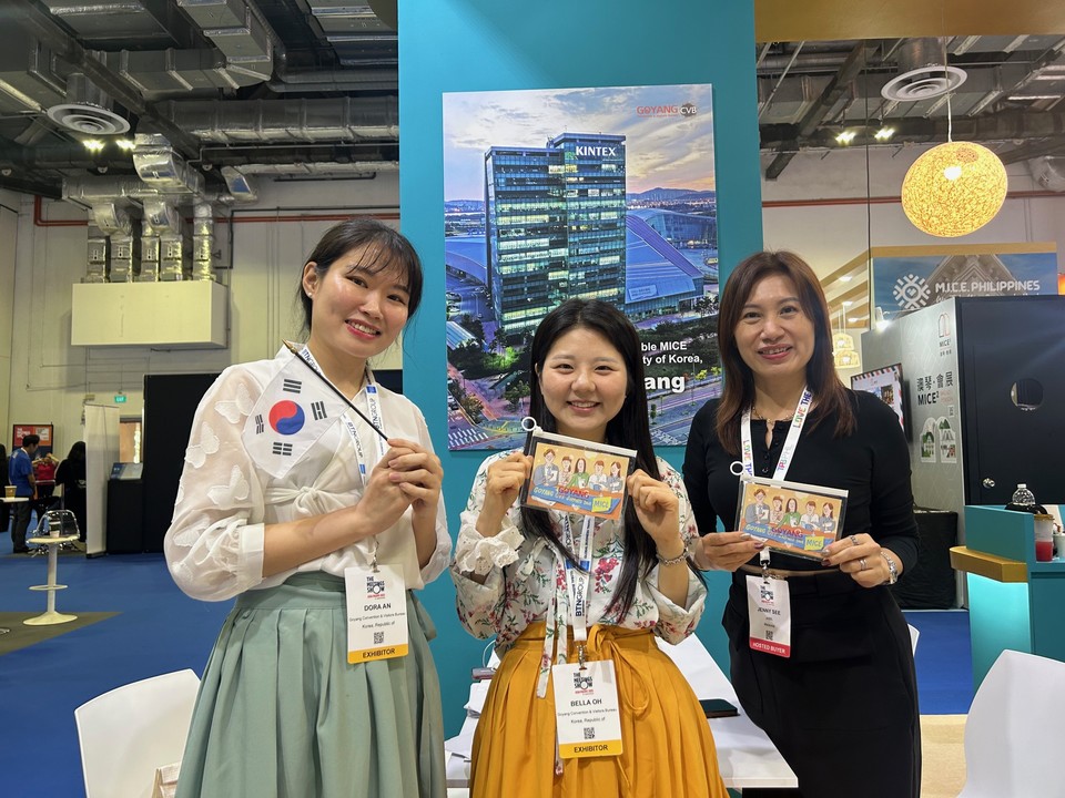더 미팅 쇼에서 바이어 B2B상담을 진행하고, 고양CVB 안정희 대리(왼쪽부터), 오상지 대리, 말레이시아 바이어 Jenny See)가 사진 촬영을 하고 있다. 사진=고양컨벤션뷰로