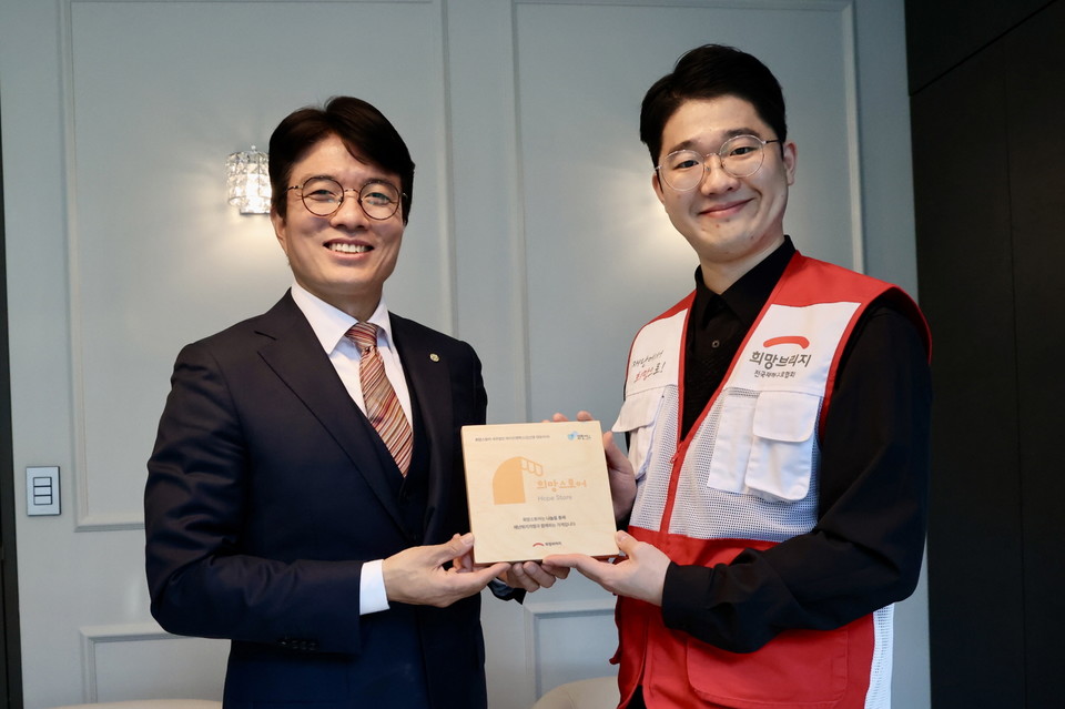 한국세무사회 김선명 부회장(왼쪽)이 희망브리지 전국재해구호협회 관계자와 함께 ‘희망스토어’ 명패를 들고 기념촬영을 하고 있다. 사진=희망브리지