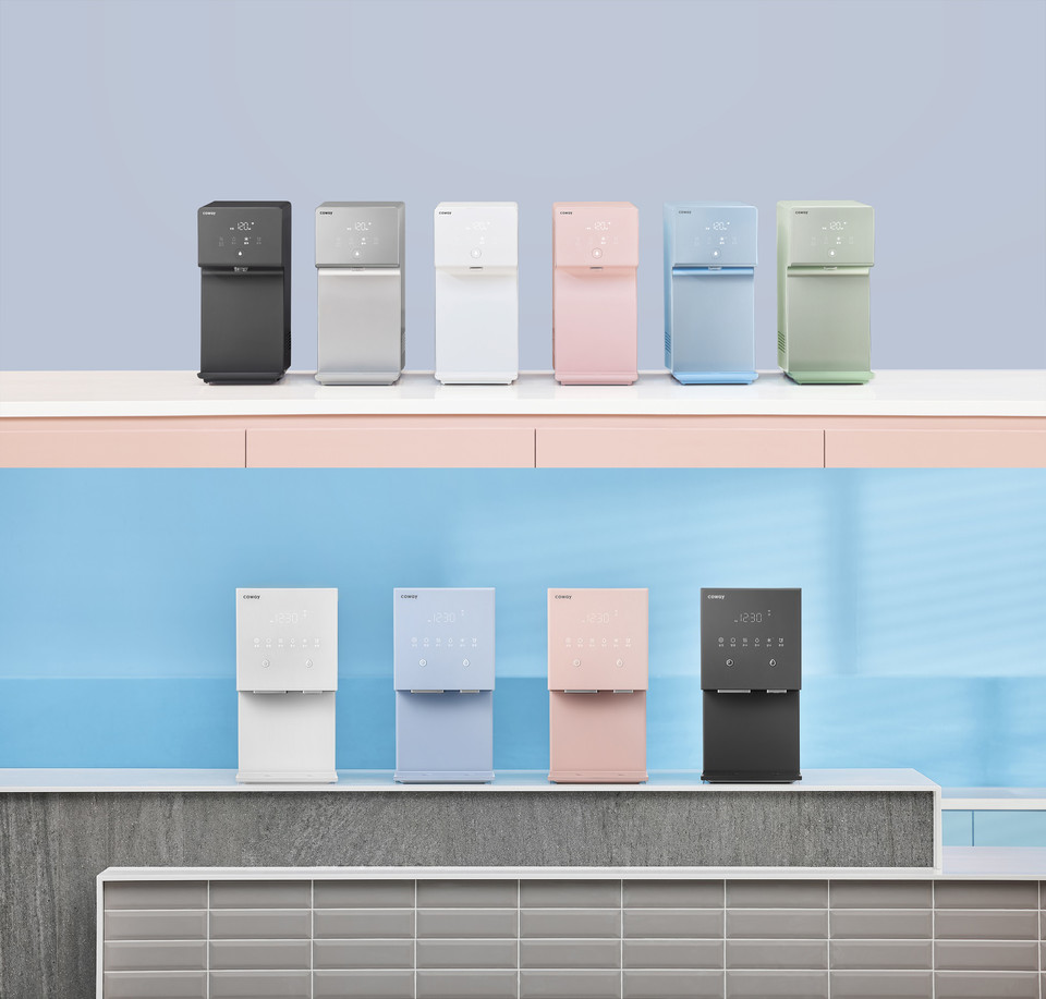 코웨이가 국내 주요 브랜드 조사를 휩쓸며 업계 선도 기업으로 입지를 강화하고 있다. 사진은 '아이콘 정수기2'와 '아이콘 얼음정수기'의 모습. 사진=코웨이 