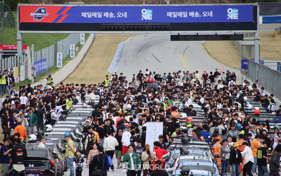 2025 오네 슈퍼레이스 챔피언십 개막전 그리드워크에 수 많은 관람객이 찾아와 모터스포츠를 즐기고 있다. 용인=손진석 기자