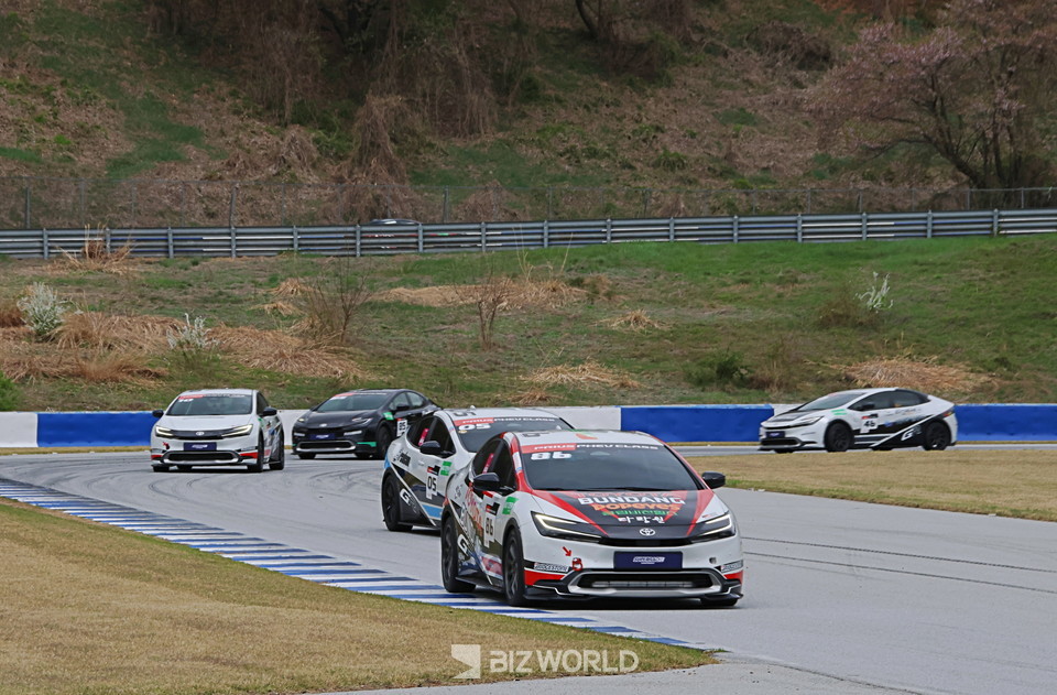 19일 용인 에버랜드 스피드웨이 경기장에서 진행된 프리우스 PHEV 예선전에서 86번 송형진 선수가 선두에서 역주하고 있다. 용인=손진석 기자