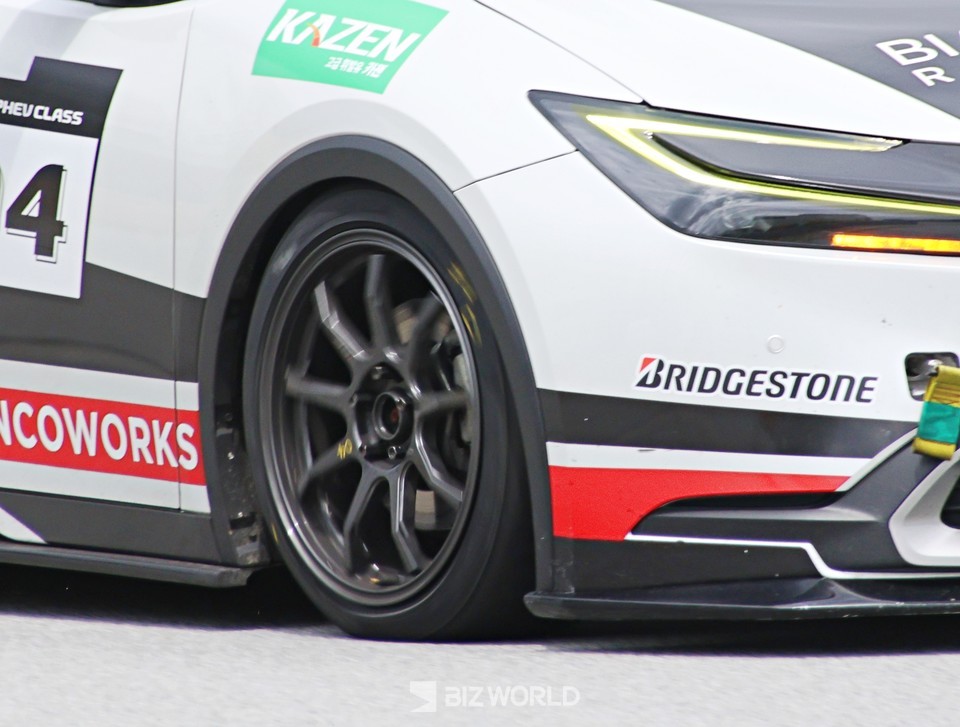 프리우스 PHEV 경기는 브리지스톤이 후원하고 있다. 용인=손진석 기자