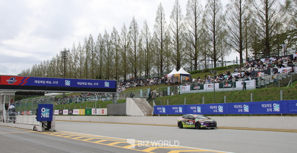 변덕스런 봄 날씨에도 수 많은 관람객이 용인 에버랜드 스피드웨이를 찾아 슈퍼레이스를 관람하고 있다. 용인=손진석 기자