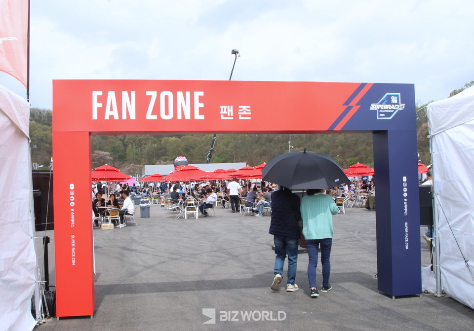 슈퍼레이스는 지난해까지 컨벤션존으로 운영하던 고객맞이 공간을 올해부터 팬존으로 이름을 변경하고 모터스포츠 관람객을 위한 다양한 이벤트를 마련하고 있다. 사진=손진석 기자