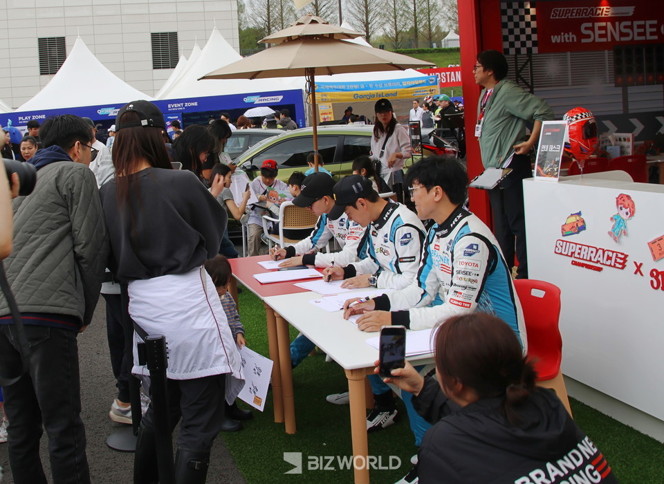 브랜뉴레이싱 선수들이 19일 경기장을 찾은 관람객들과 팬미팅을 가지고 있다. 사진=손진석 기자