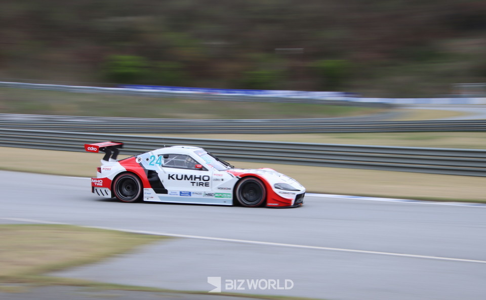 금호 SLM 이창욱(24번)이 예선 경기에서 가장 빠른 랩타임으로 폴포지션을 차지했다. 용인=손진석 기자