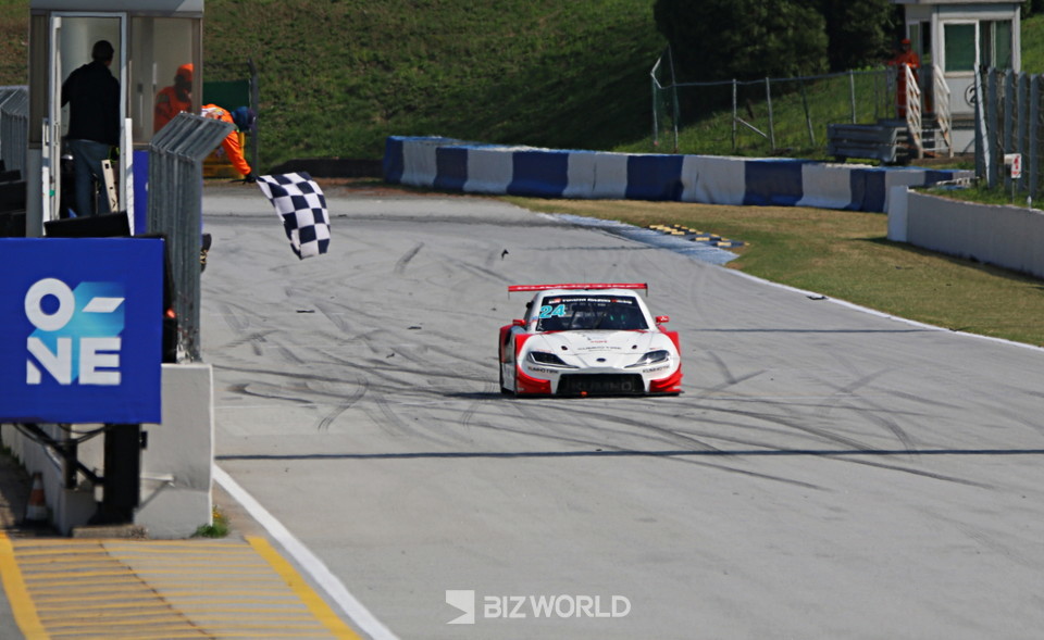 이창욱(24번)이 가장 먼저 체커기를 받고 있다. 용인=손진석 기자