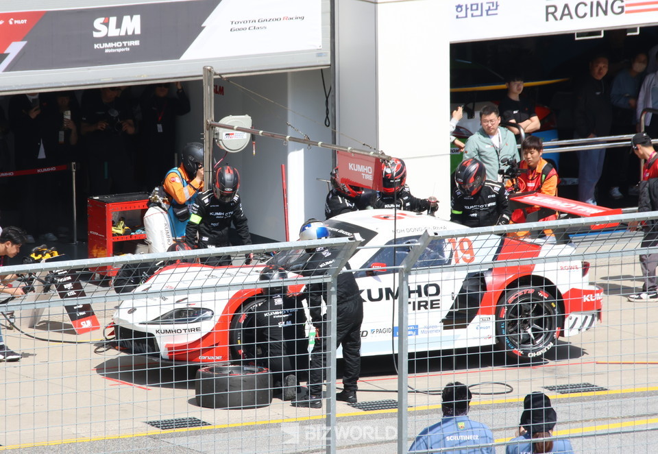 토요타 가주 레이싱 6000 클래스 결승 경기 중반을 넘어서면서 노동기(19번)가 피트인 상황에서 타이어 교체와 주유를 하고 있다. 용인=손진석 기자