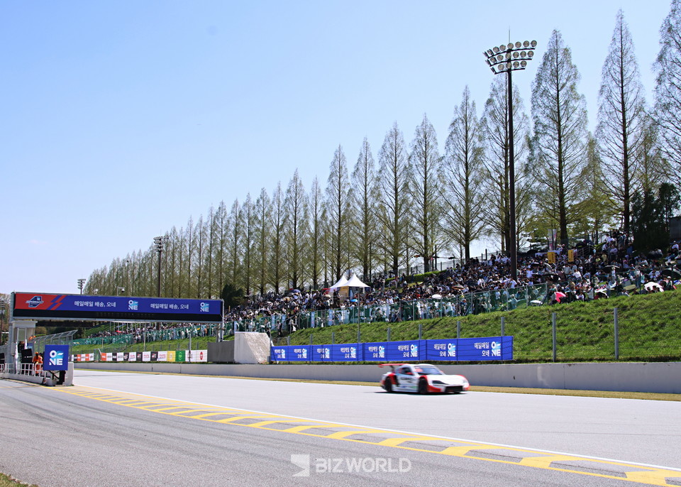 20일 용일 에버랜드 스피드웨이 경기장에 3만5000여명의 관중이 찾아와 슈퍼레이스를 관람하고 있다. 용인=손진석 기자