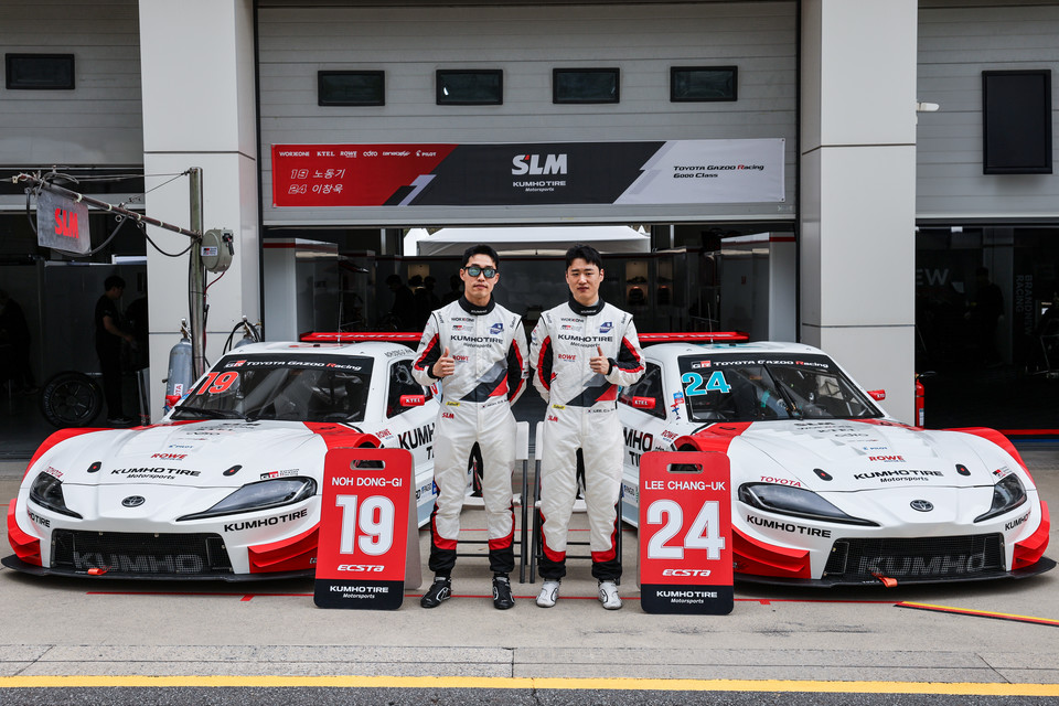 금호 SLM 드라이버 노동기(왼쪽)과 이창욱 선수가 차량 앞서 기념 촬영을 하고 있다. 사진=금호 SLM