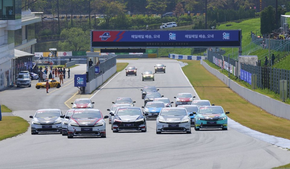 브리지스톤이 후원하는 모터스포츠 경기인 슈퍼레이스 프리우스 PHEV 클래스 결승전 출발모습. 사진=브리지스톤